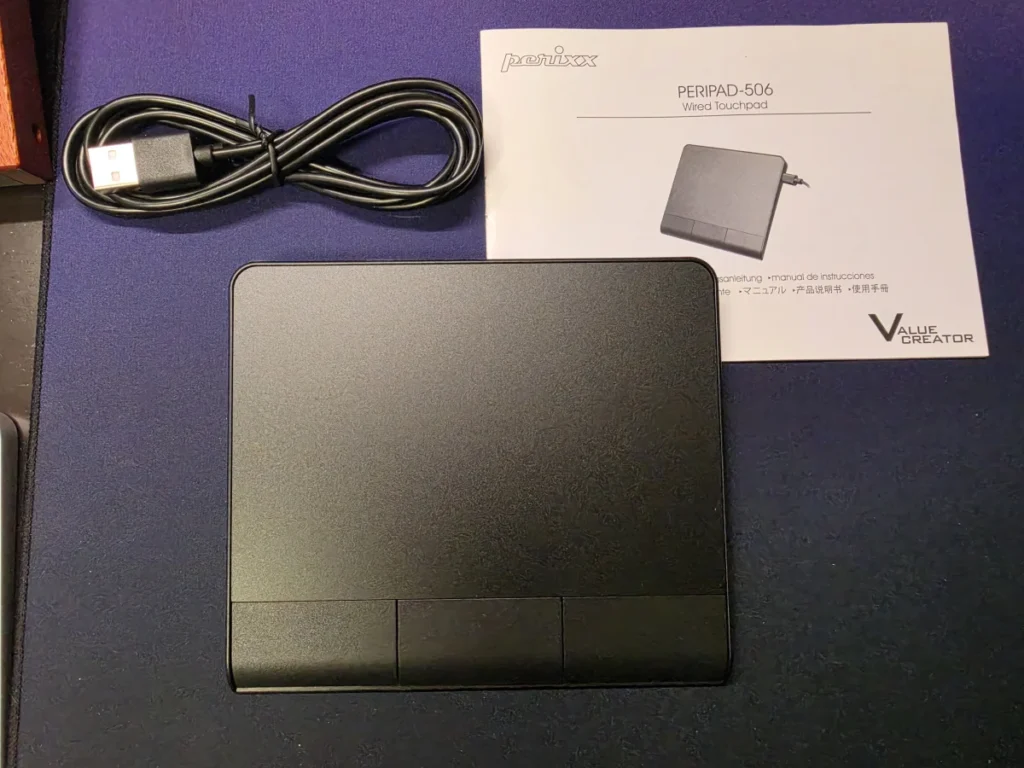 USB-C側からケーブルが伸びている裏面の写真