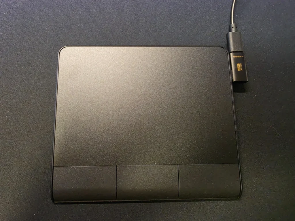 L型Type-C変換コネクタで取り回しを改善した様子