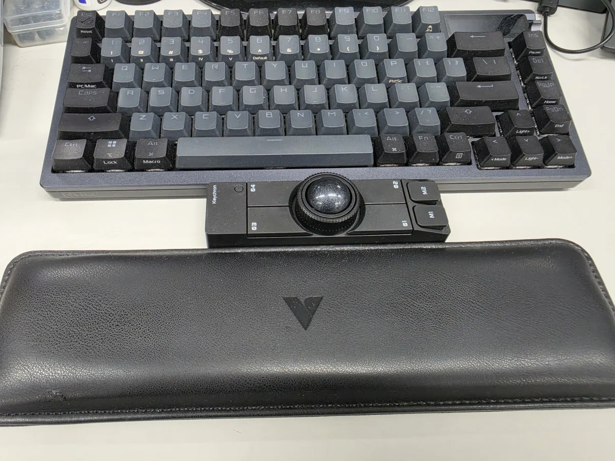 Keychron Nape Proをキーボードとパームレストの間に置いた実際のデスク