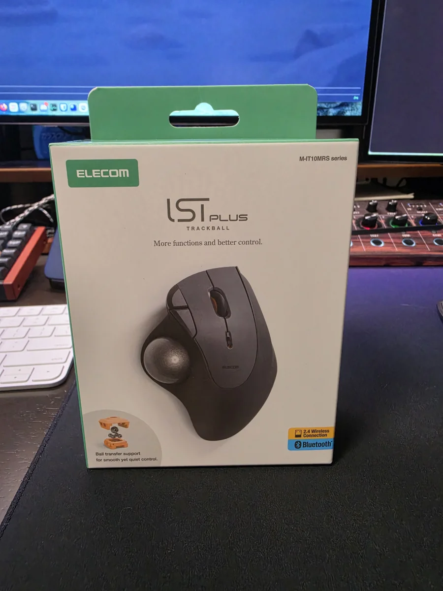 エレコム IST PLUS ボールローラーモデル（M-IT10MRSABK）のパッケージ。「Ball transfer support for smooth yet quiet control.」の表記が見える