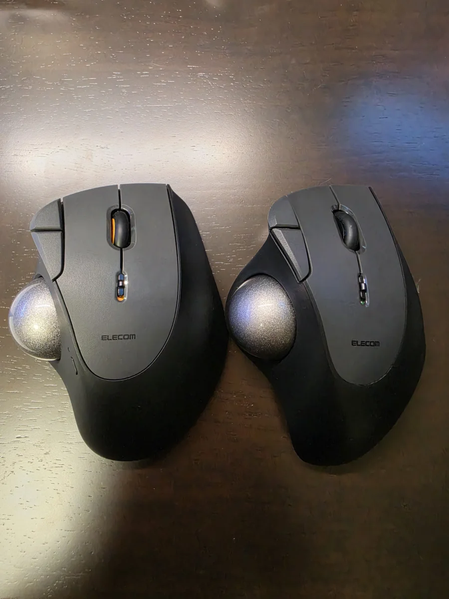 前に使っていたエレコム IST ベアリングモデル（M-IT11DRBK）と、今回購入した IST PLUS ボールローラーモデルを並べて比較